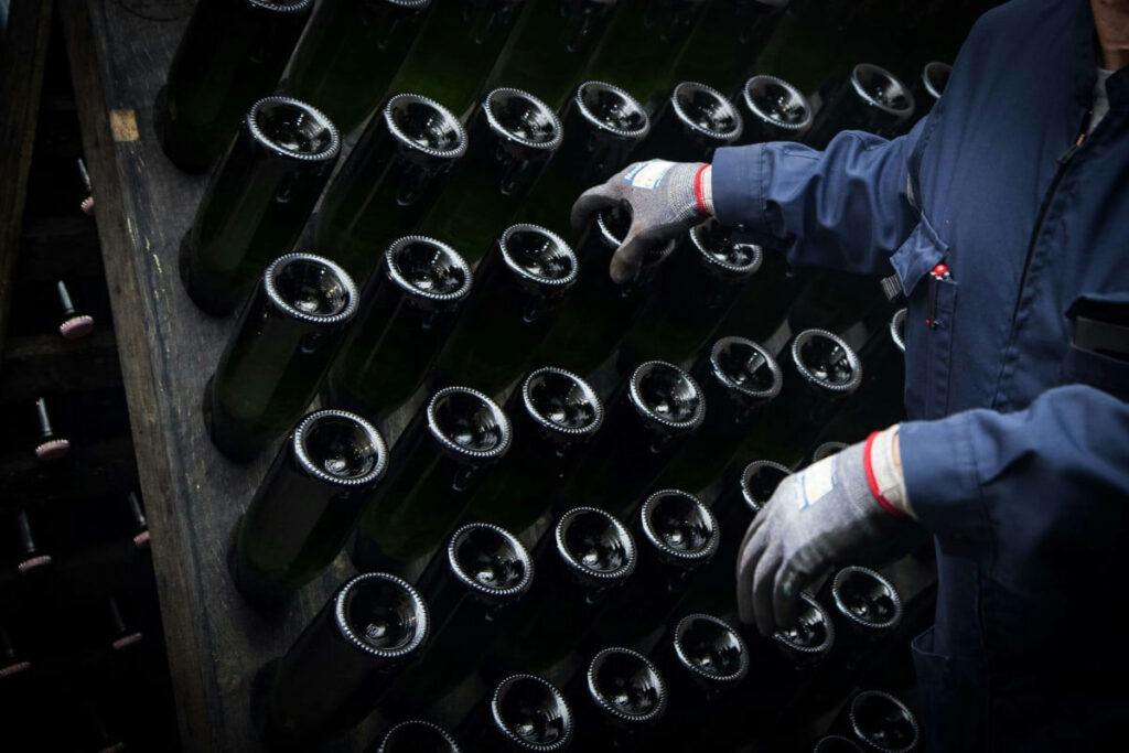 De cruciale rol van het schudden in de klaring van champagne