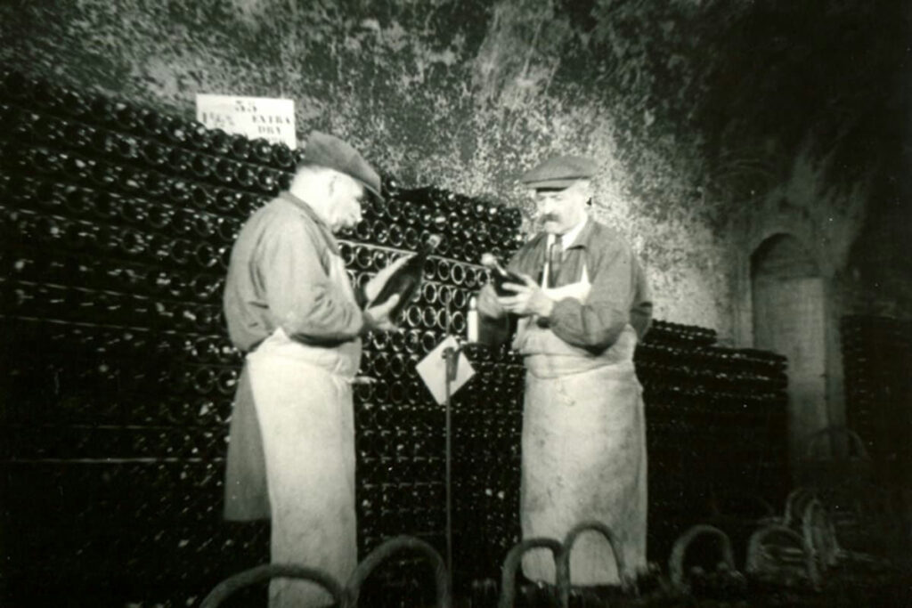 De rol van keldermeesters bij de rijping en het mengen van champagnes