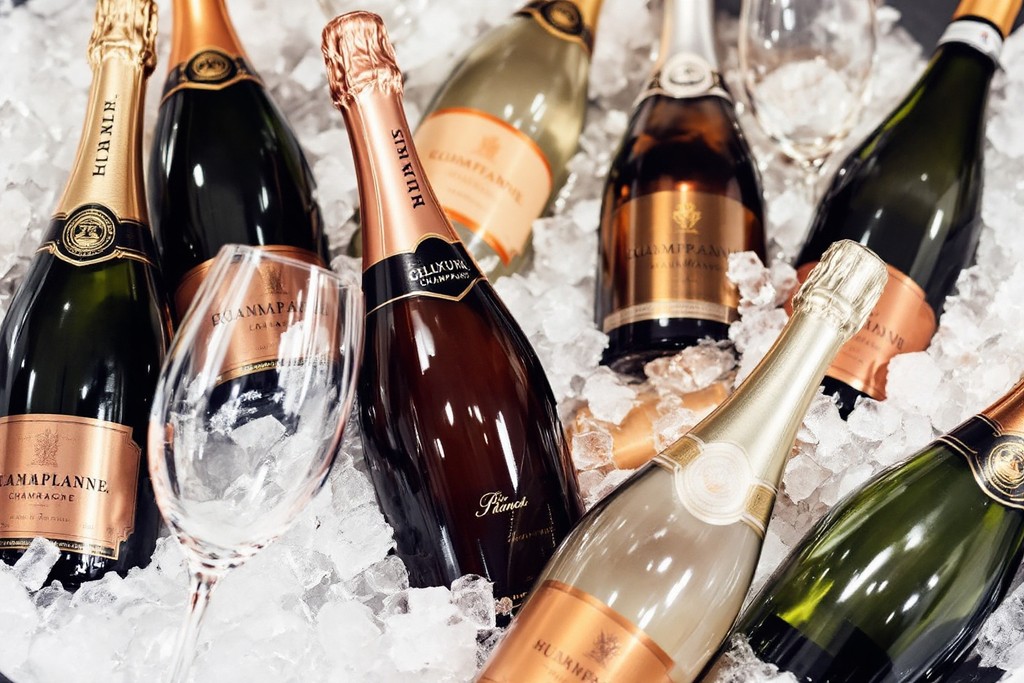 De stappen van het proeven van champagne